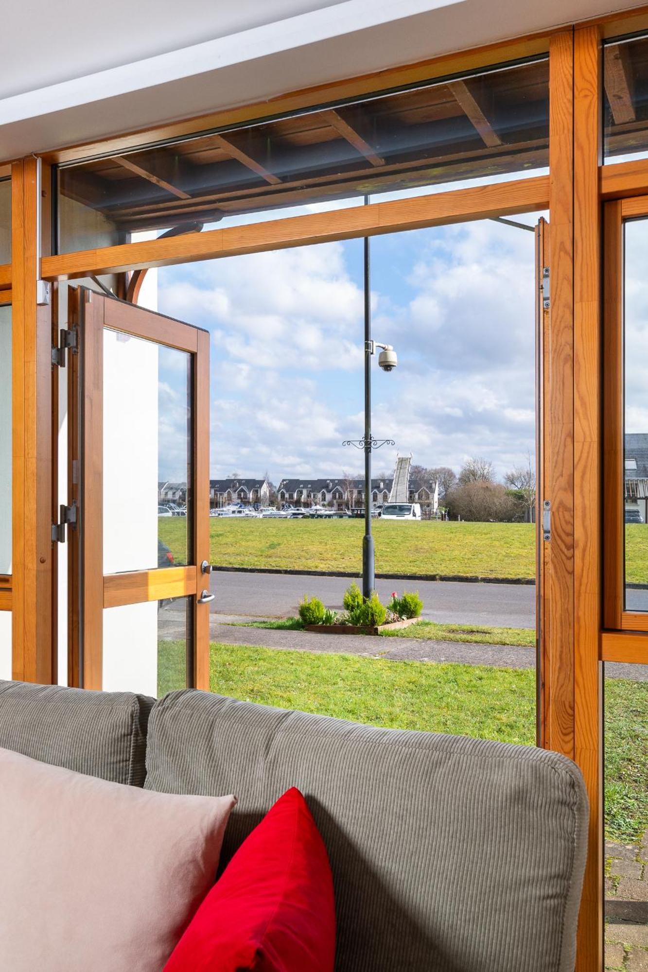 Shannonside - Stylish 5 Bed Marina Home & 40Ft Mooring Termonbarry Екстер'єр фото